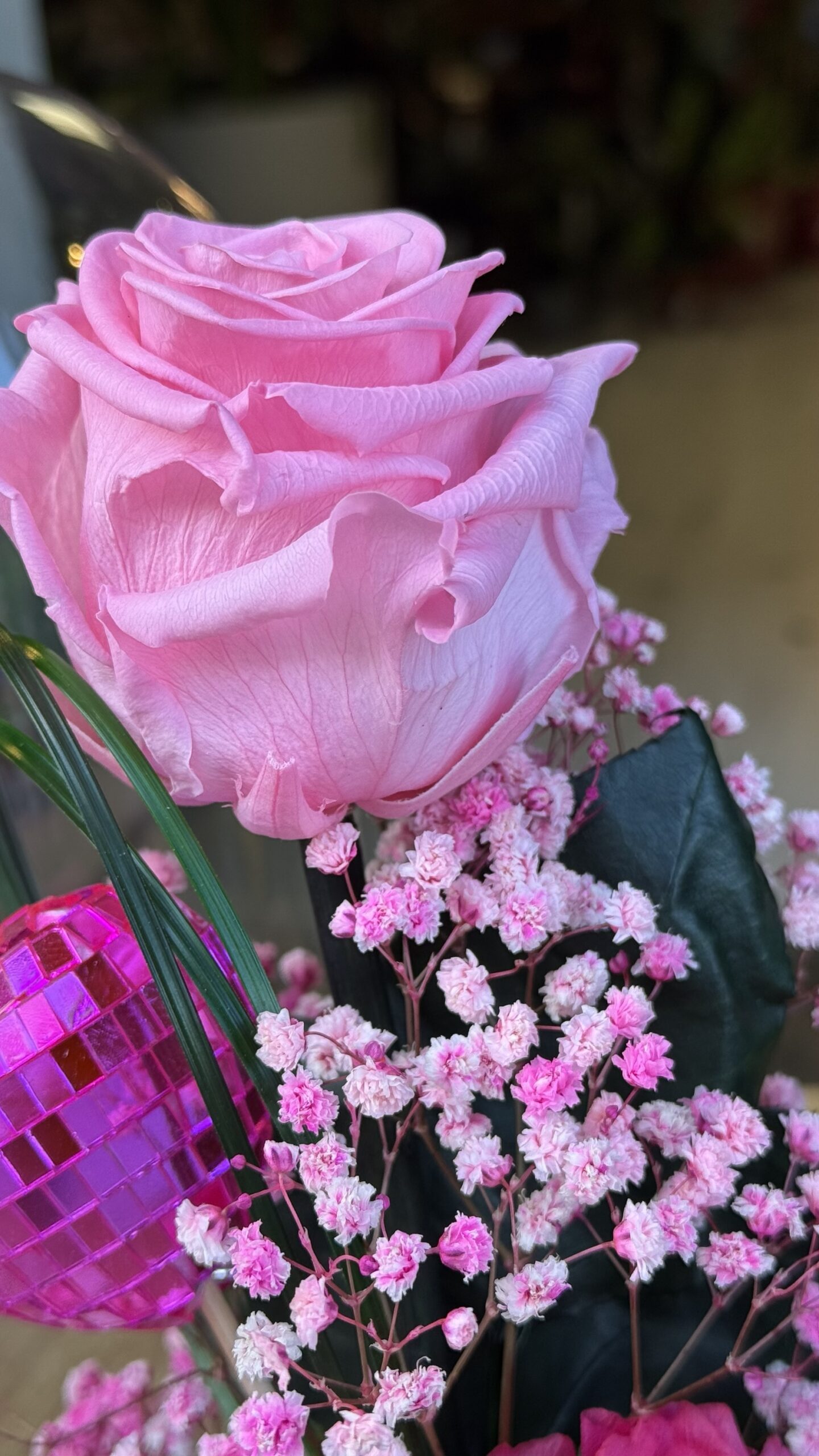 Cúpula de cristal con rosa preservada rosa - Imagen 4