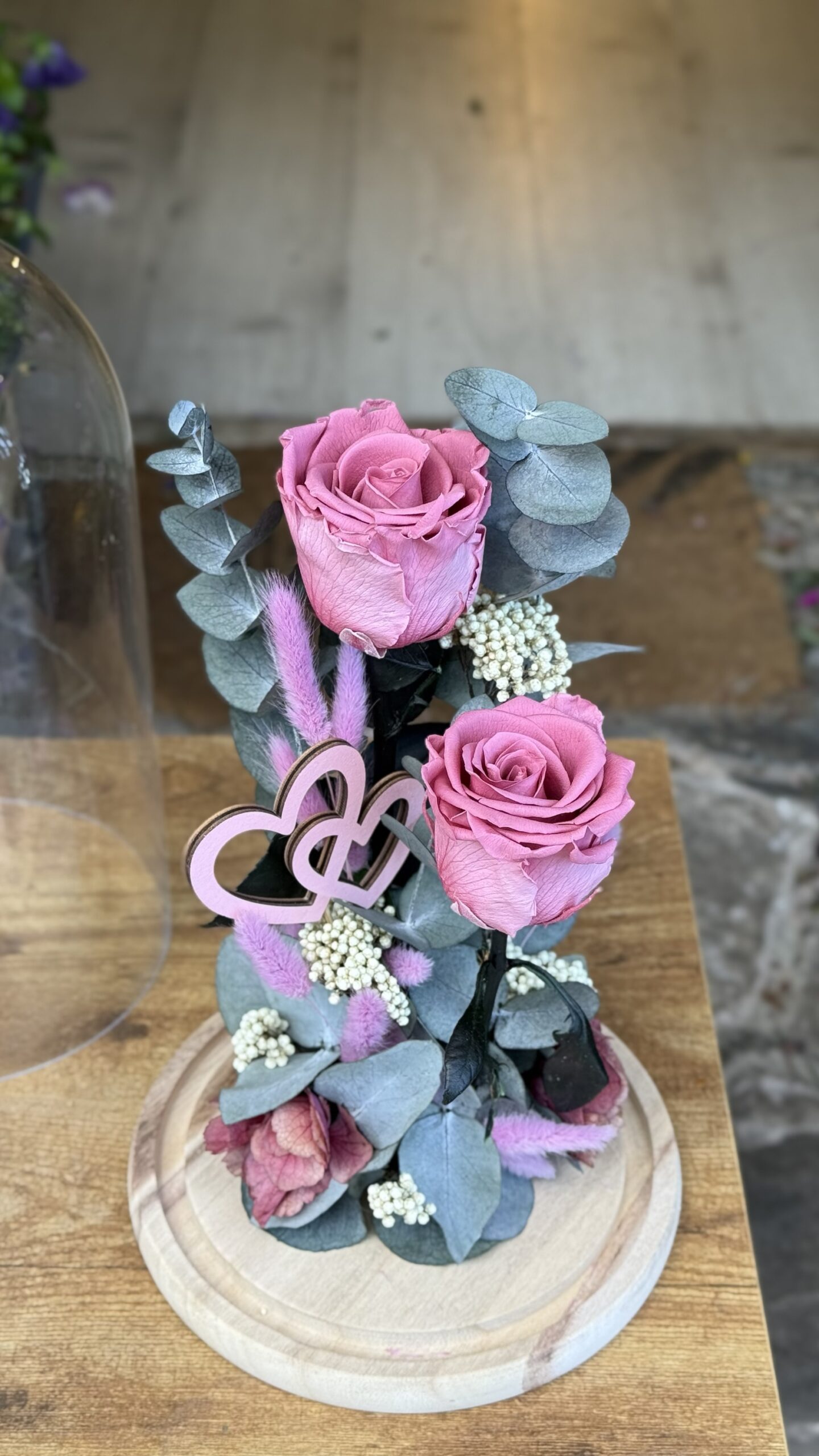 Cúpula de cristal con 2 rosas preservadas rosa oscuro - Imagen 6