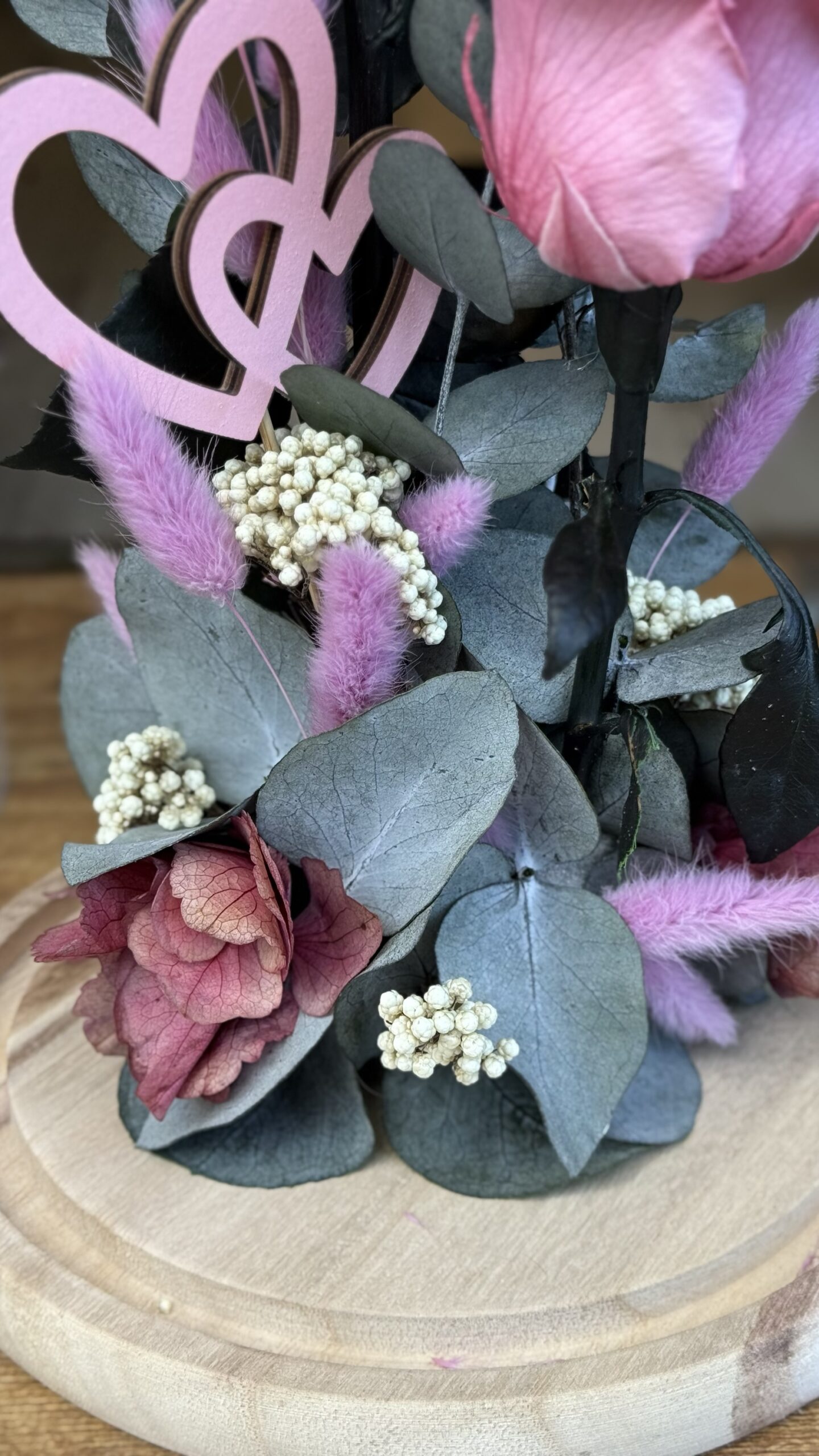 Cúpula de cristal con 2 rosas preservadas rosa oscuro - Imagen 2