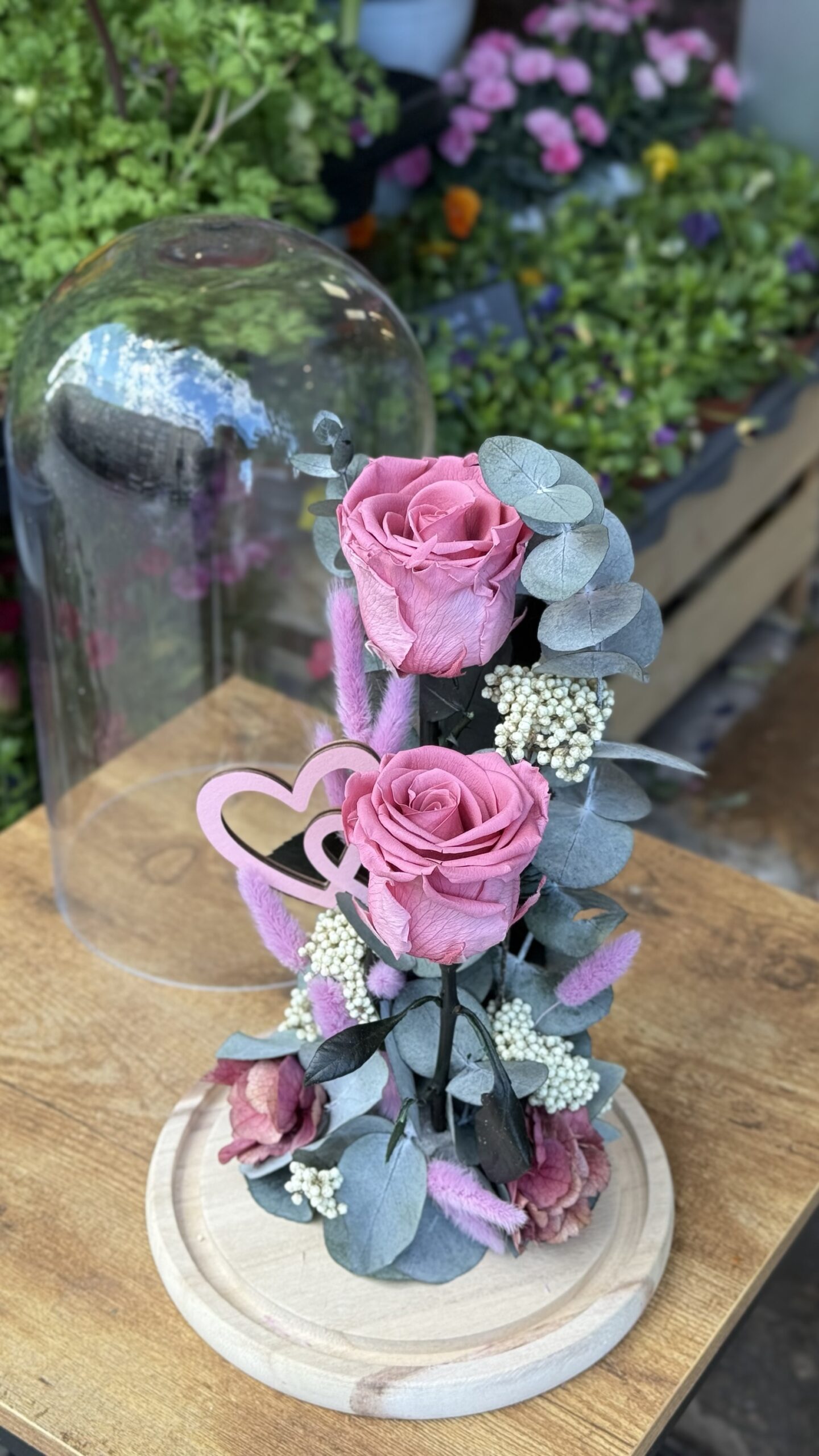 Cúpula de cristal con 2 rosas preservadas rosa oscuro - Imagen 3