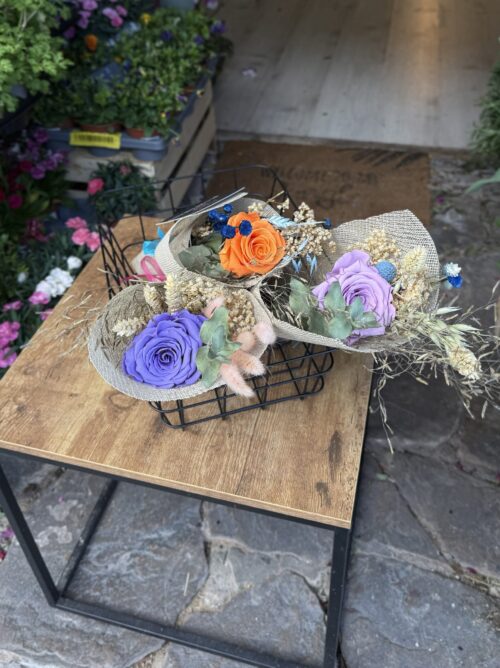 Rosa preservada con decoración rústica