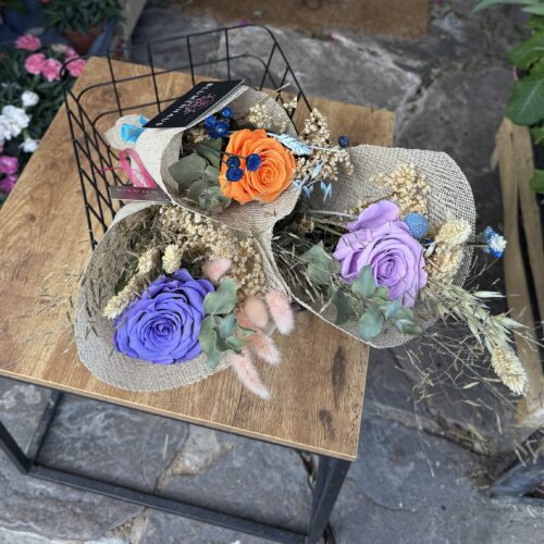 Rosa preservada con decoración rústica