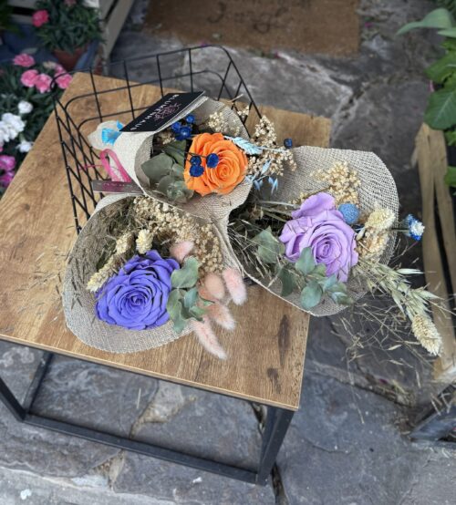 Rosa preservada con decoración rústica