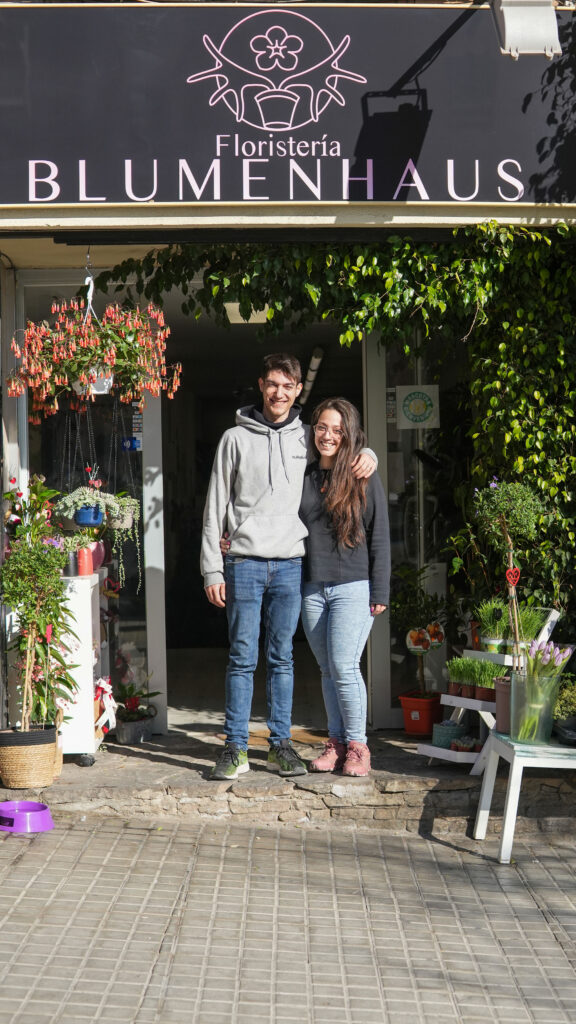 Laura y Jesús delante de la Floristeria Blumenhaus en el año 2023